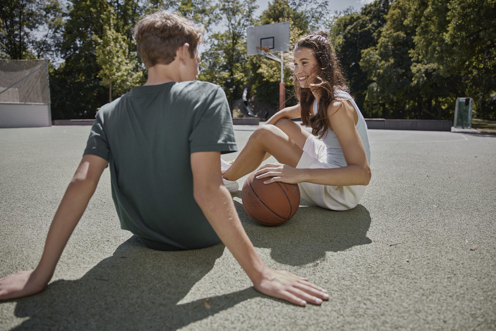 Junge und Mädchen mit Basketball