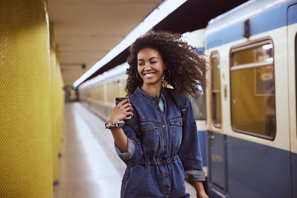 Lifestyle Foto von junge Frau in U- Bahn